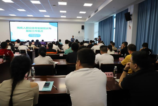 图为培训实践现场